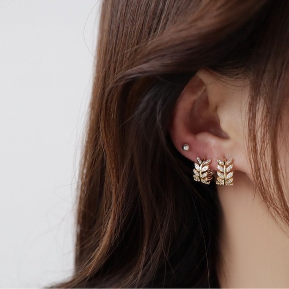 Delicate Fine Gold Plated Leaf Hoop Clips Earrings - Picture 4 of 9